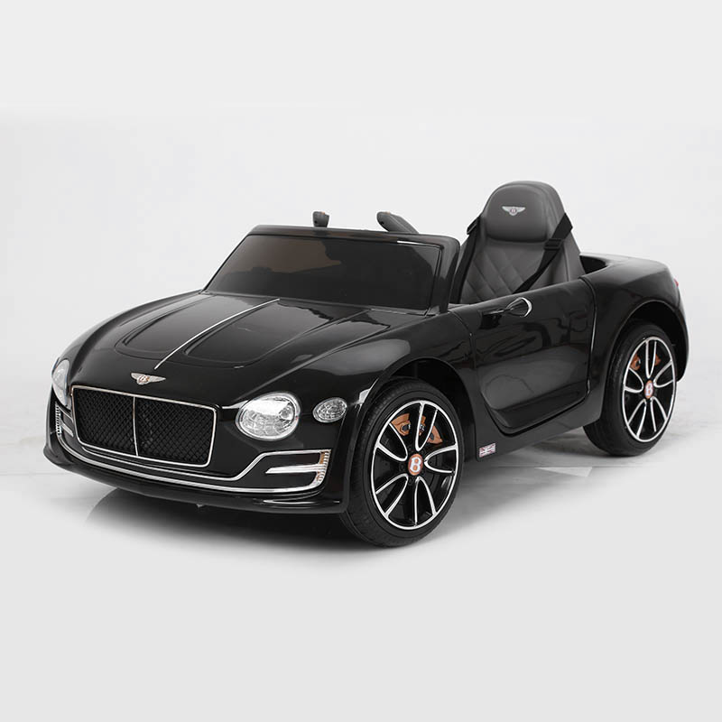 12 chiếc ô tô chạy bằng pin cho trẻ em ngồi trên ô tô